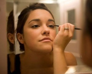 girl putting makeup on